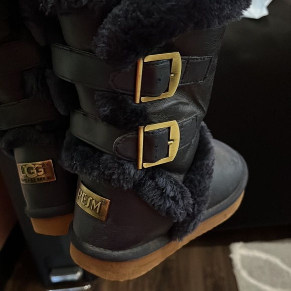 Navy blue Ugg buckle boot - Picture 2 of 3